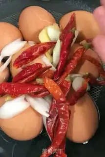 Make Spicy tea eggs step 1