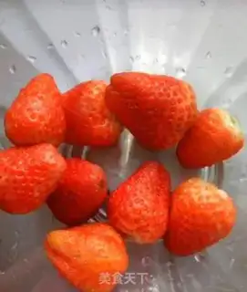 Make Homemade strawberry sauce step 0