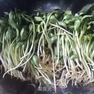 Make Clear the black bean sprouts step 0