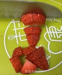 Make Homemade strawberry sauce step 1