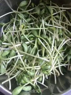 Make Clear the black bean sprouts step 1