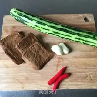 Make Scrambled cucumber tofu step 0