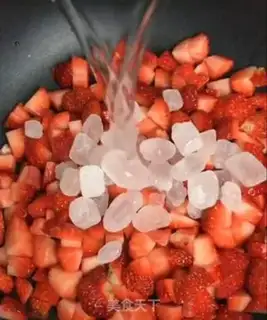 Make Homemade strawberry sauce step 2