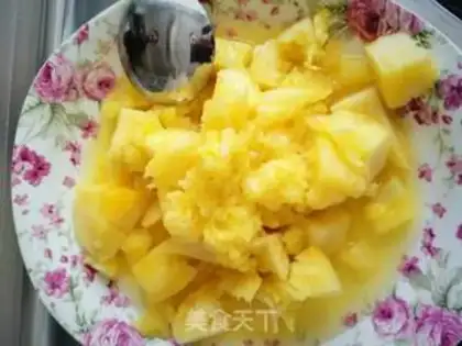 Make Pineapple rice step 1