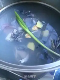 Make Wild fungus chicken soup step 1