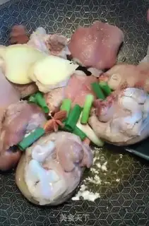 Make Peanut pig hand step 2
