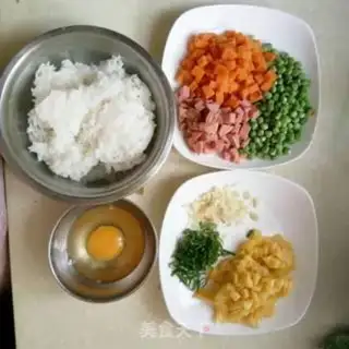 Make Pineapple rice step 0