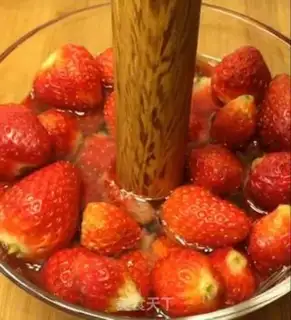 Make Strawberry cans step 0