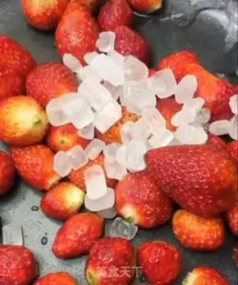 Make Strawberry cans step 1