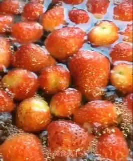 Make Strawberry cans step 3