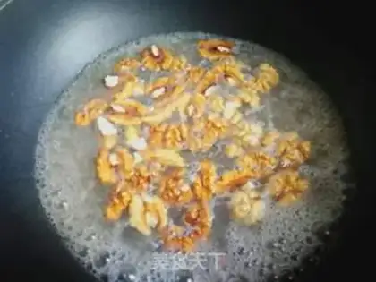 Make Amber walnuts step 1