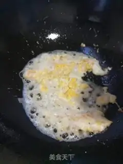 Make Scrambled eggs step 1