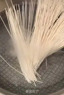 Make Pepper sauce noodles step 0