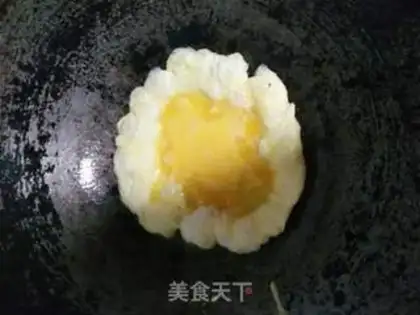 Make cucumber fried eggs step 1