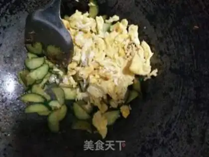 Make cucumber fried eggs step 2
