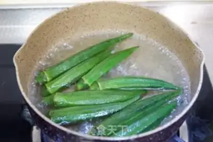 Make Autumn silver sprouts and fried eggs step 1
