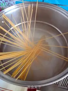 Make Spaghetti tomato sauce step 1
