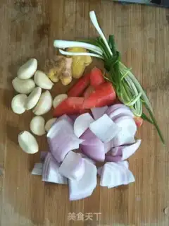 Make Onion stew pig hoof step 1