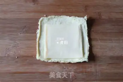 Make Scrambled sausage toast step 4