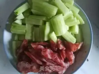 Make A cucumber fried sausage step 1