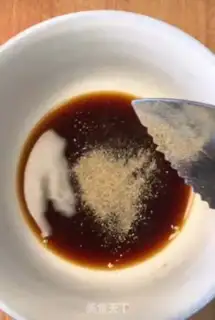 Make Cream pepper fried eggs step 2