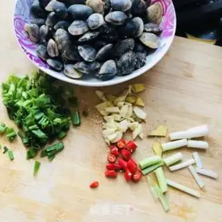Make Scrambled clams step 0