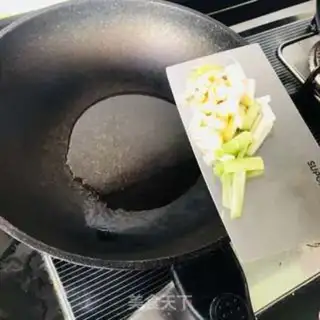 Make Scrambled clams step 1