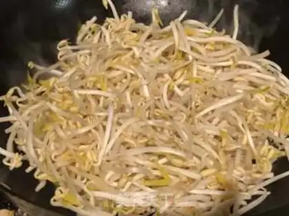 Make The bean sprouts step 0