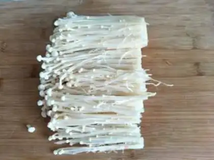 Make Garlic peppers, golden needle mushrooms step 1
