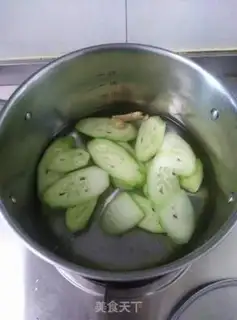 Make Mullard cucumber soup step 1