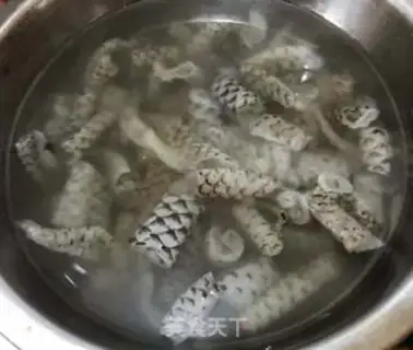 Make Round onion watering fish skin step 1
