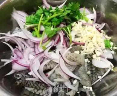 Make Round onion watering fish skin step 3