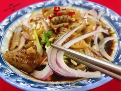 Make Round onion watering fish skin step 11
