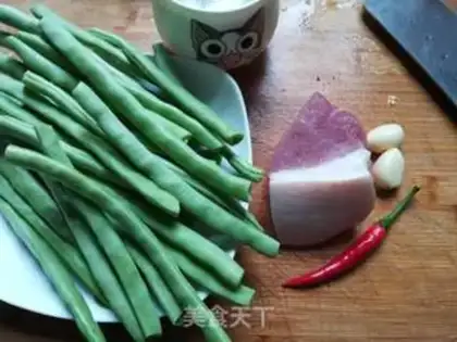 Make Four seasons of bean fried meat step 1