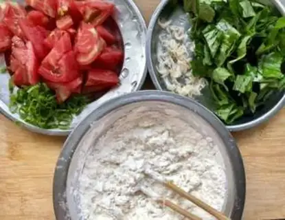 Make Tomato noodle egg soup step 1