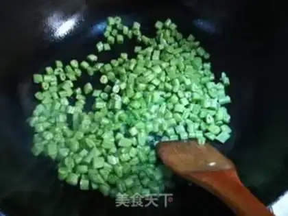 Make Four seasons of bean fried meat step 3
