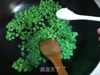 Make Four seasons of bean fried meat step 4
