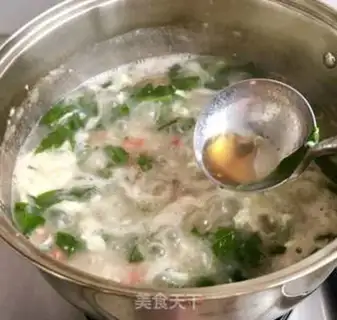 Make Tomato noodle egg soup step 4