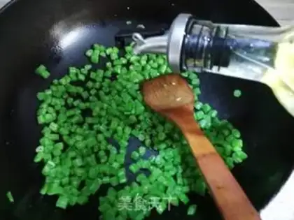 Make Four seasons of bean fried meat step 5