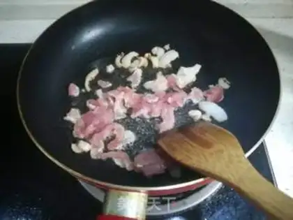 Make Four seasons of bean fried meat step 7