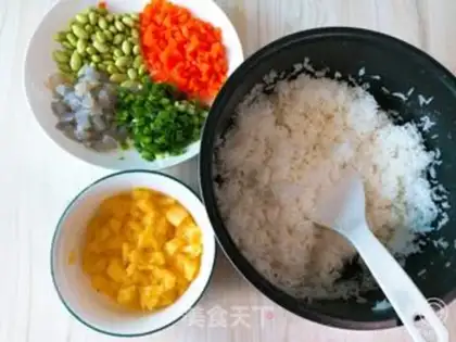 Make Pineapple rice step 2