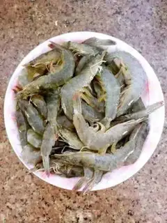 Make Spicy shrimp pan step 0