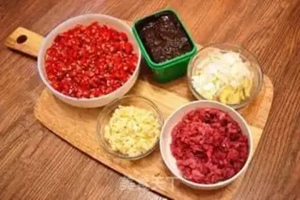 Make Spicy beef sauce step 1