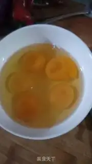 Make Scrambled eggs step 1