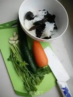 Make cucumbers with ears step 0