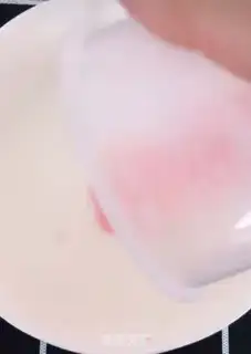 Make Strawberry mini-squirt step 2