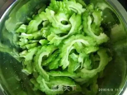 Make The beanfish fried the bitter melon step 1