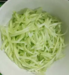 Make cucumber onion noodles step 0