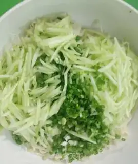 Make cucumber onion noodles step 3