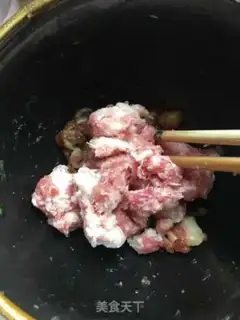 Make Meat-cracked peppers and gill mushrooms step 1